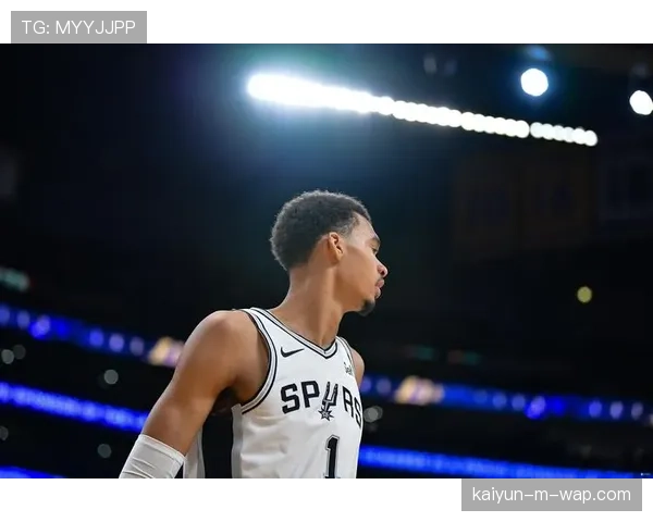 马刺第三节40-28攻击波：文班亚马封盖后快攻暴扣提振士气